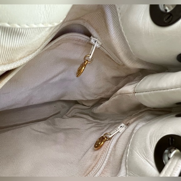 VINTAGE RARE — Chanel Bucket Bag with Tortoise Handle - Picture 4 of 12